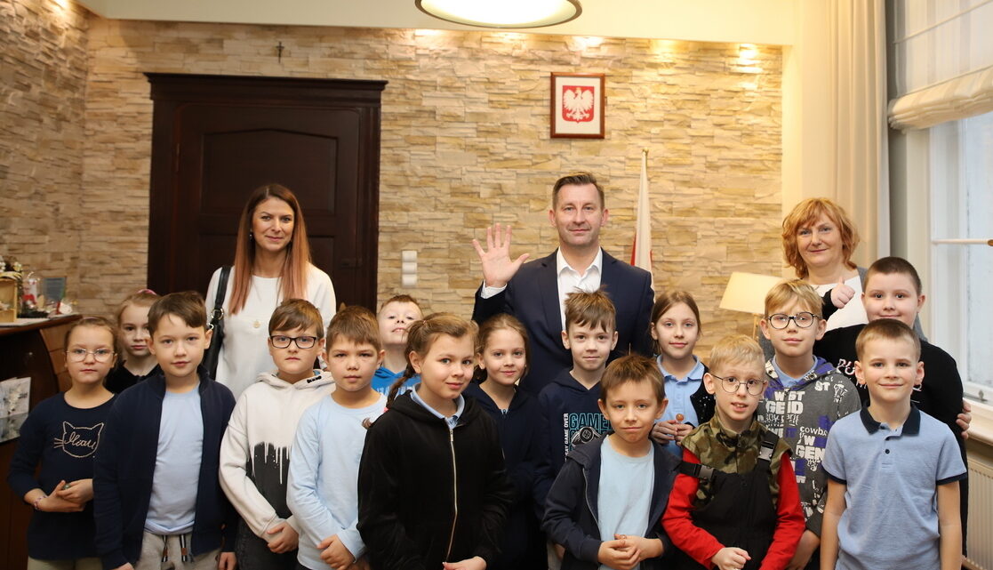 Drugoklasiści z SP 7 z wizytą w ratuszu Drugoklasiści z SP 7 z wizytą w ratuszu