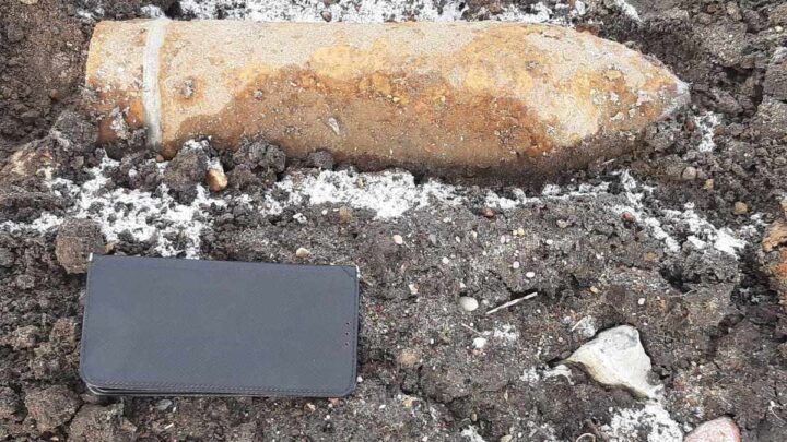 Policjanci zabezpieczali miejsce znalezienia pocisku artyleryjskiego