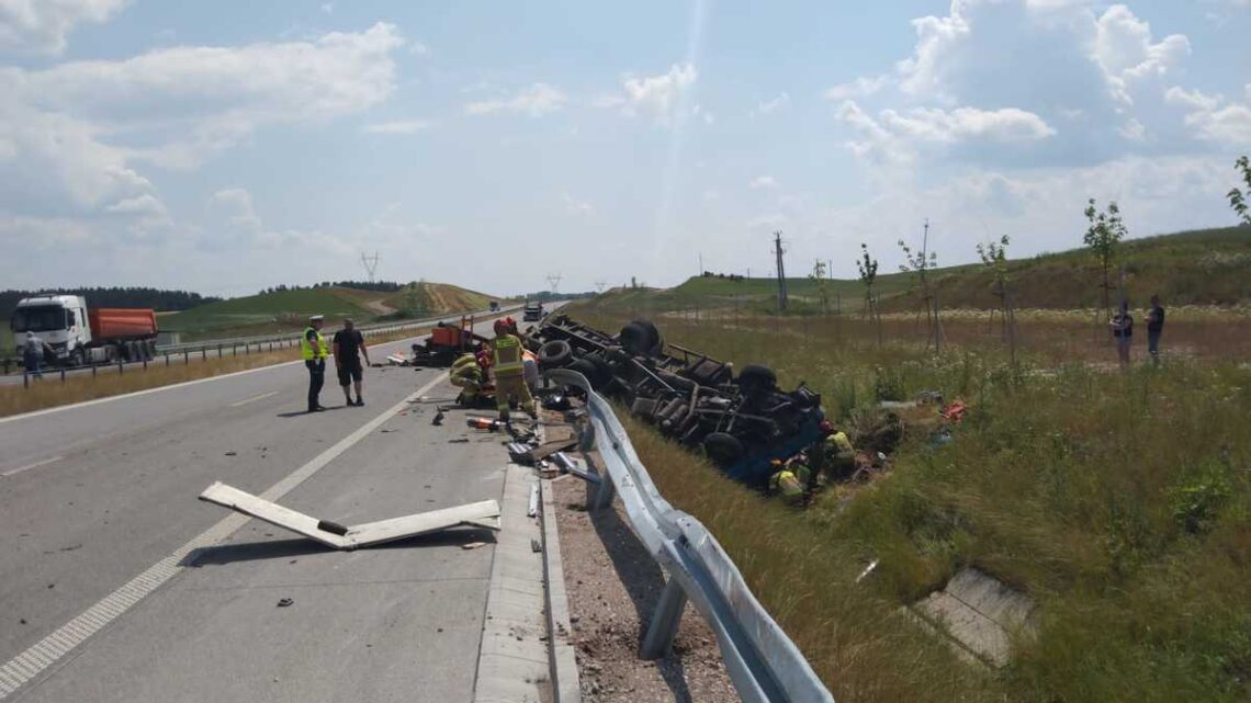 Wypadek na drodze S 61. Dwie osoby trafiły do szpitala Wypadek na drodze S 61. Dwie osoby trafiły do szpitala