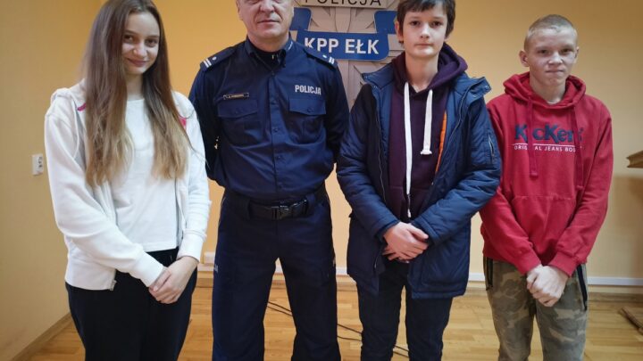 Uczciwe dzieci przyniosły do komendy portfel z pieniędzmi