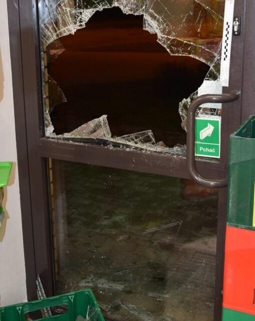 17-latek po kradzieży alkoholu wybił szybę w sklepie 17-latek po kradzieży alkoholu wybił szybę w sklepie