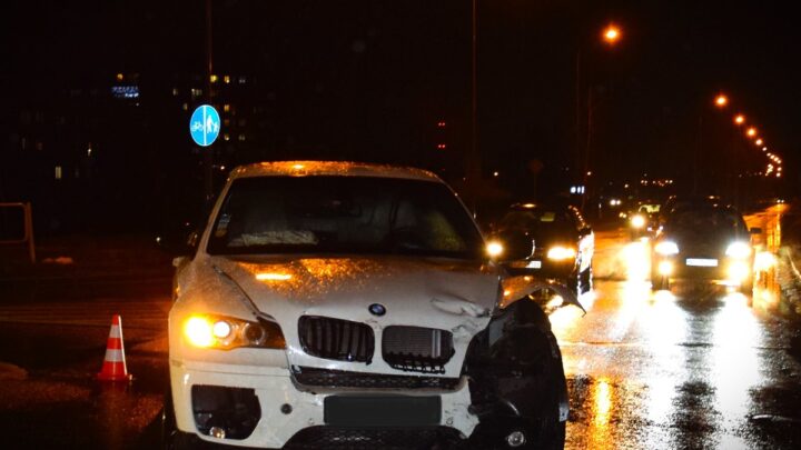 Kierowca BMW jechał na zakazie, z tablicami z innego pojazdu, bez ubezpieczenia OC – brał udział w kolizji