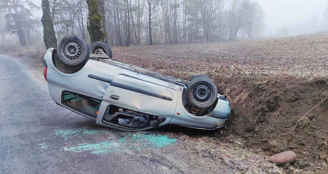 Nietrzeźwy kierowca stracił panowanie nad pojazdem i dachował Nietrzeźwy kierowca stracił panowanie nad pojazdem i dachował