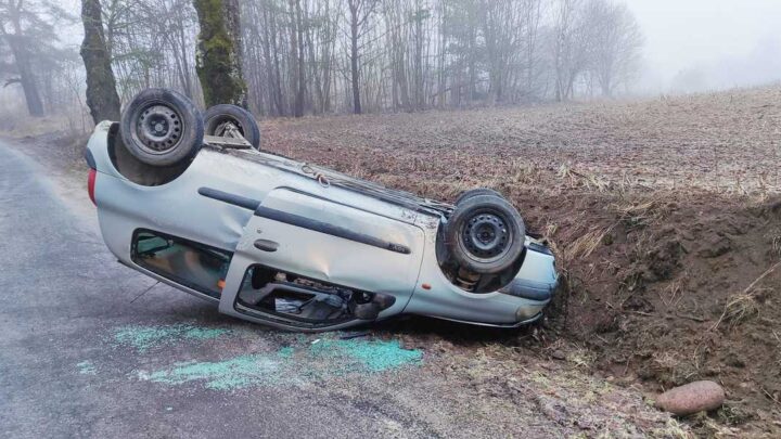 Nietrzeźwy kierowca stracił panowanie nad pojazdem i dachował