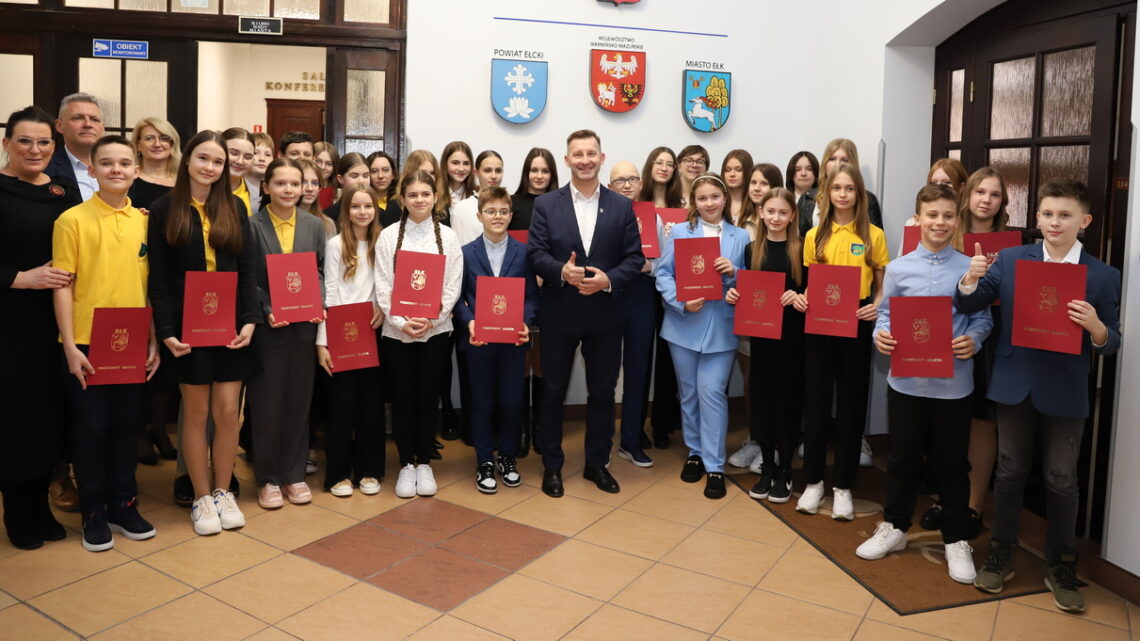 Najlepsi uczniowie otrzymali stypendia Najlepsi uczniowie otrzymali stypendia