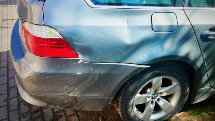 Nietrzeźwy i bez uprawnień uderzył w samochód