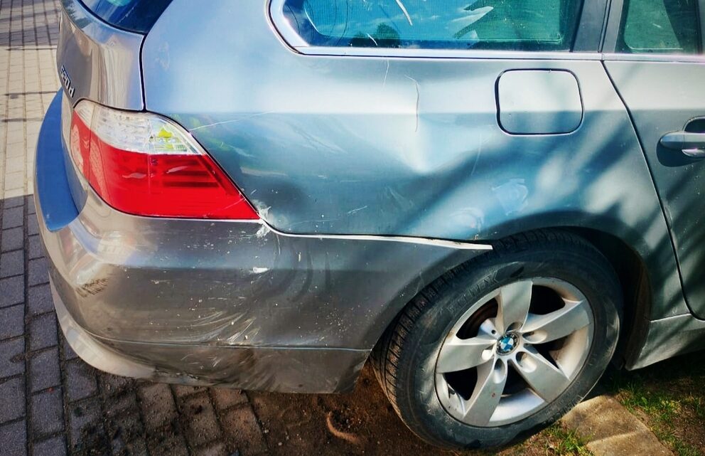 Nietrzeźwy i bez uprawnień uderzył w samochód