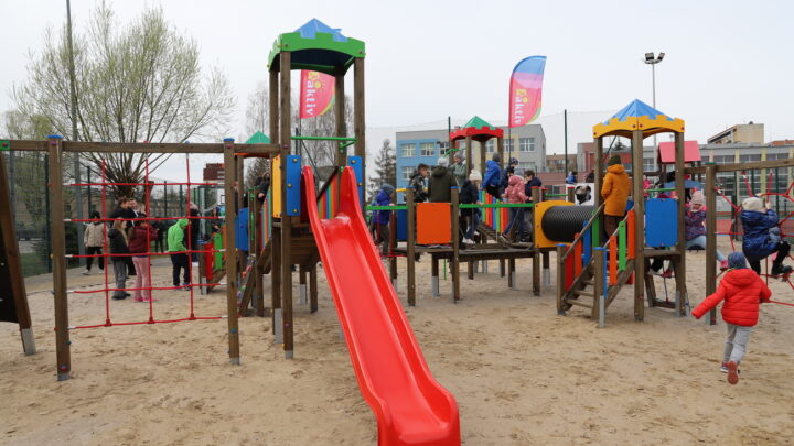Nowy plac zabaw na boisku SP3