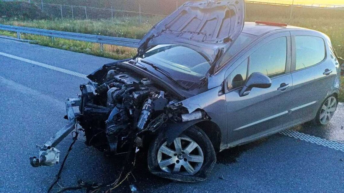 19-letni kierowca uderzył w barierki na S61. Uwaga na drogach! 19-letni kierowca uderzył w barierki na S61. Uwaga na drogach!