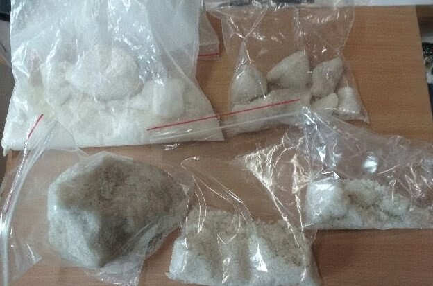 Policjanci zabezpieczyli blisko 850 gramów narkotyków. Zatrzymane dwie osoby