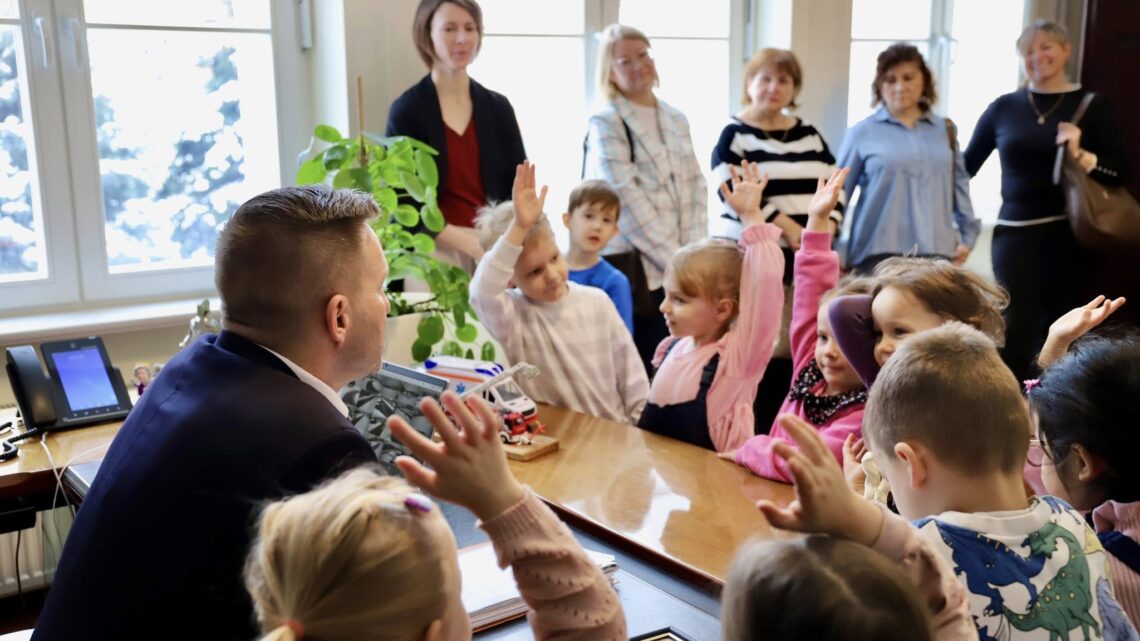 „Biedroneczki” z Miejskiego Przedszkola „Światełko” w Ełku na lekcji obywatelskiej