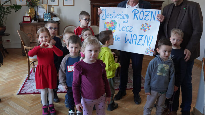 Przedszkolaki w starostwie z okazji Światowego Dnia Świadomości Autyzmu