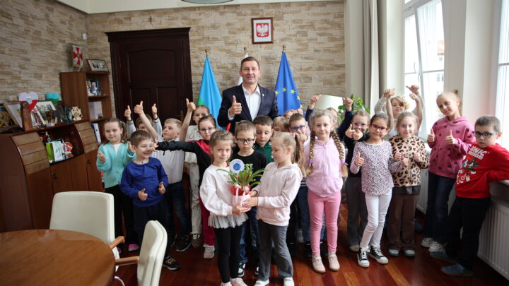 Lekcja obywatelska. Urząd Miasta Ełku odwiedziły „Jagódki”