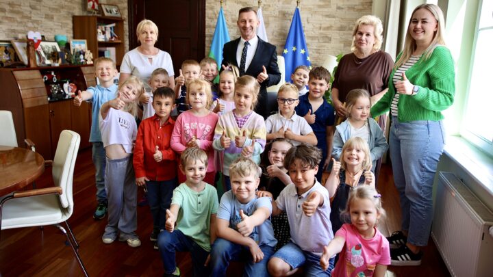 Lekcja obywatelska. Urząd Miasta Ełku odwiedziły „Żabki”