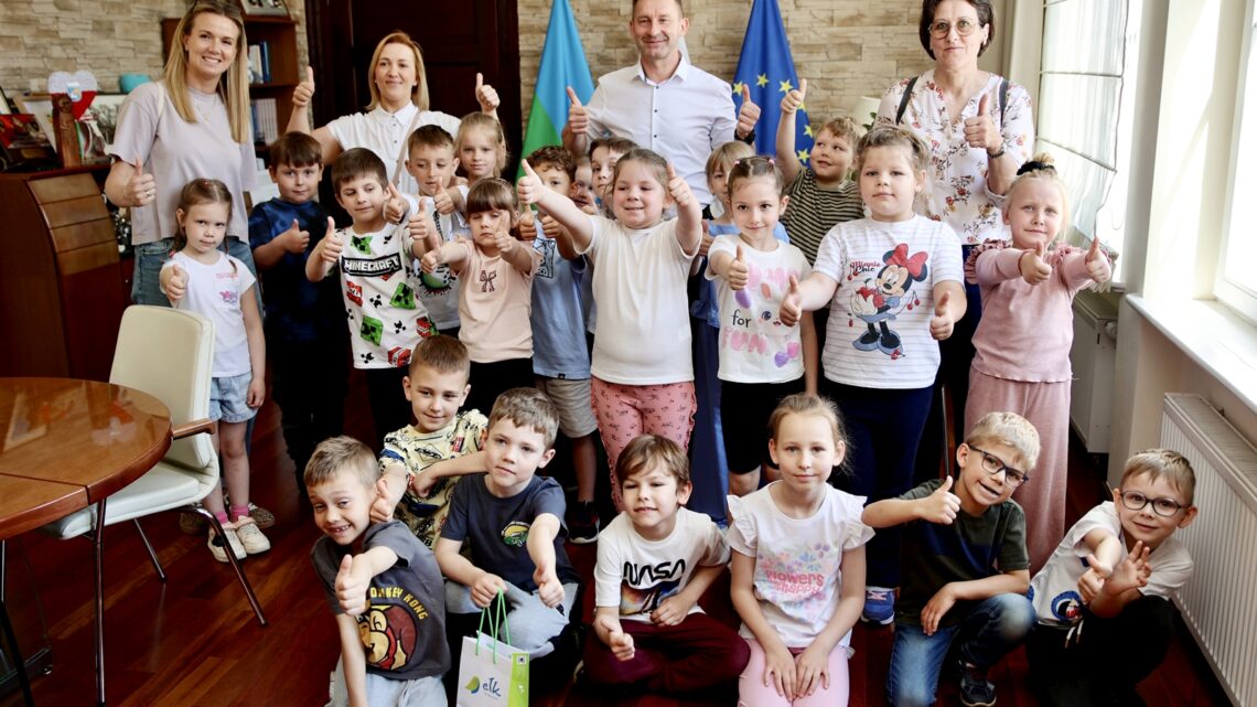 Przedszkolaki z „Bajki” odwiedziły Urząd Miasta