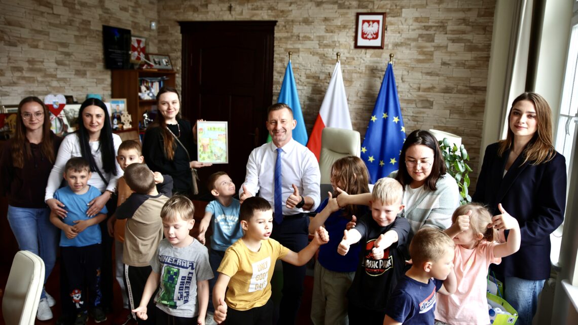 Przedszkolaki z „Niebieskiej Krainy” odwiedziły Urząd Miasta Ełku