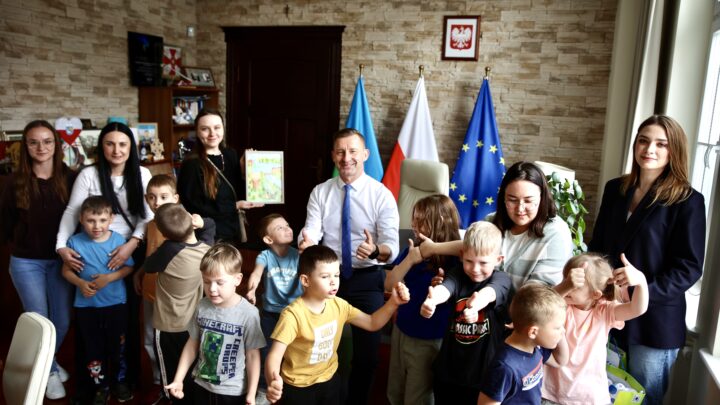 Przedszkolaki z „Niebieskiej Krainy” odwiedziły Urząd Miasta Ełku