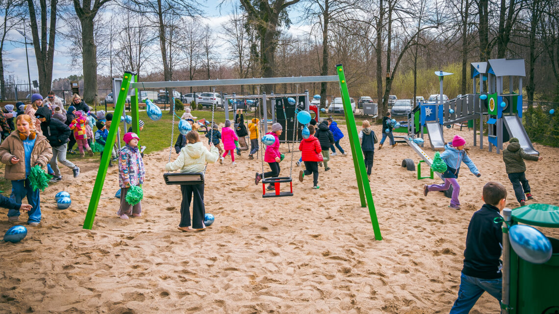 Radość dzieci mówi wszystko – nowy plac zabaw otwarty!